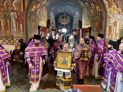 В Успенский кафедральный собор прибыла мироточивая икона Пресвятой Богородицы 